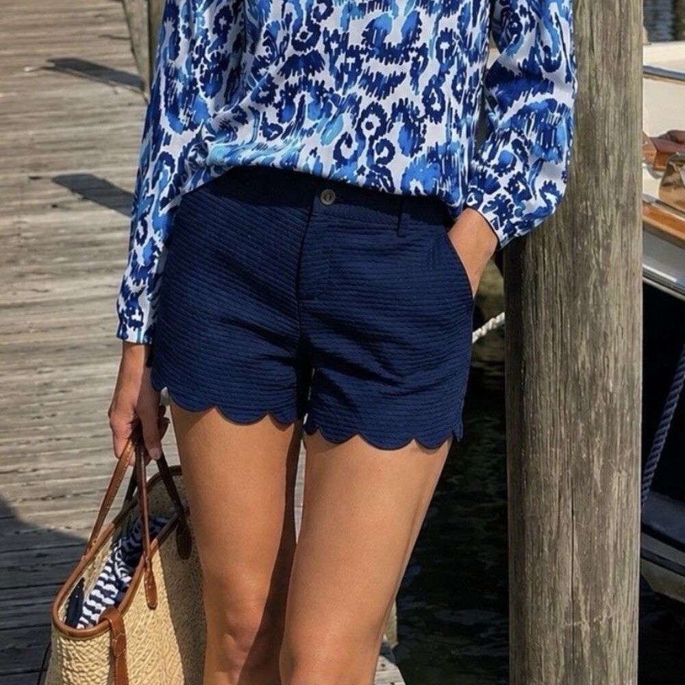 Lilly Pulitzer Buttercup Shorts Women’s 8 Navy Blue Scallop Hem Midrise Jacquard